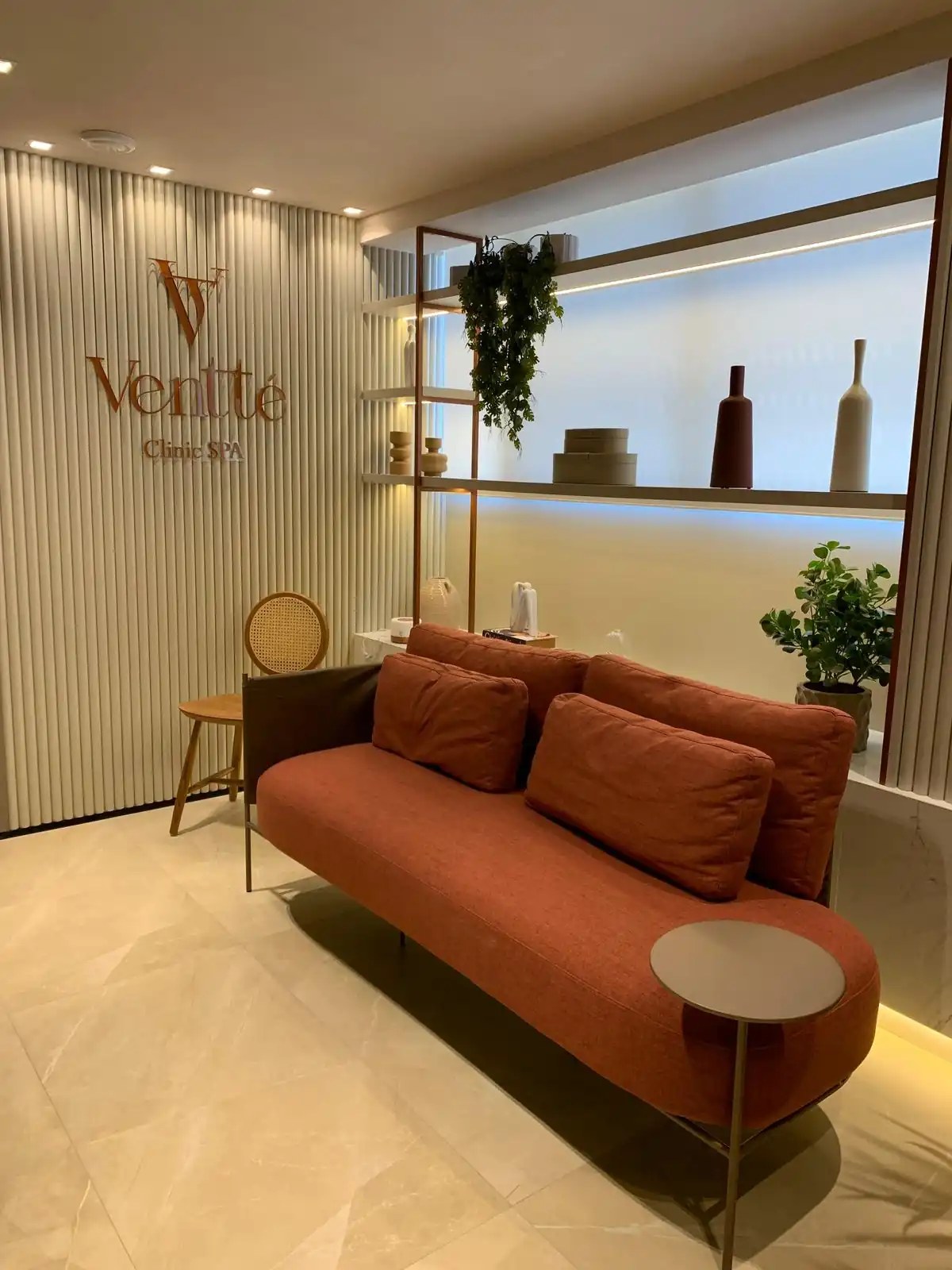 Recepção da Clínica Ventté com poltronas e logo na parede